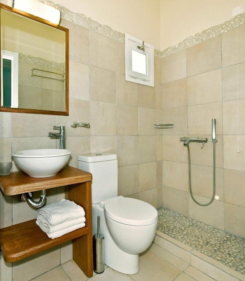 Spiros & Hiroko - Adults Only Hotel Perissa (Santorini)