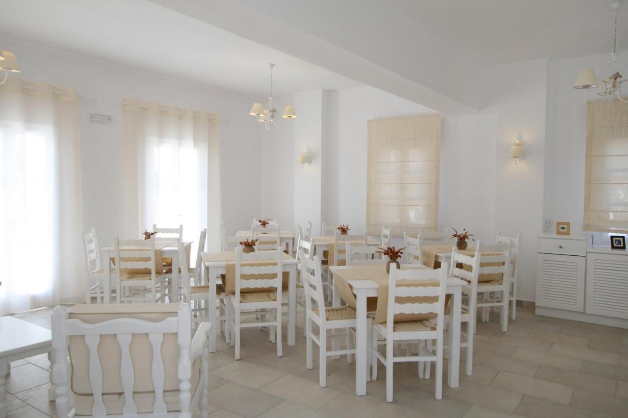 Spiros & Hiroko - Adults Only Hotel Perissa (Santorini)