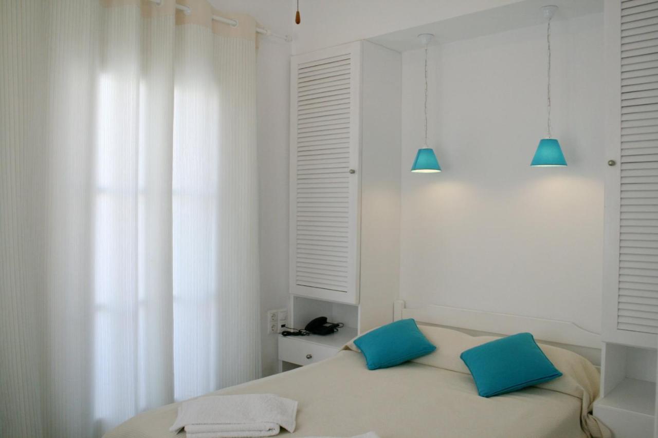 Spiros & Hiroko - Adults Only Hotel Perissa (Santorini)