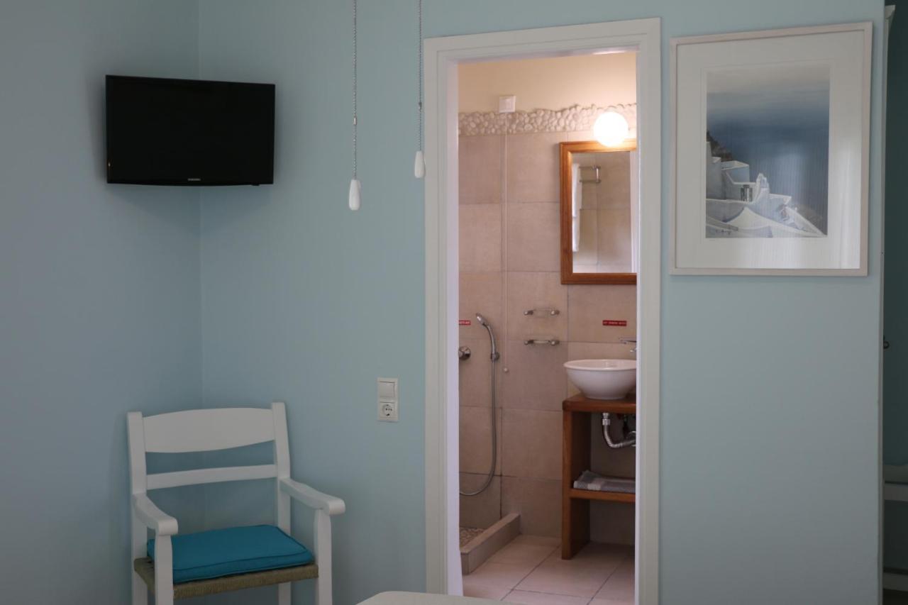 Spiros & Hiroko - Adults Only Hotel Perissa (Santorini)