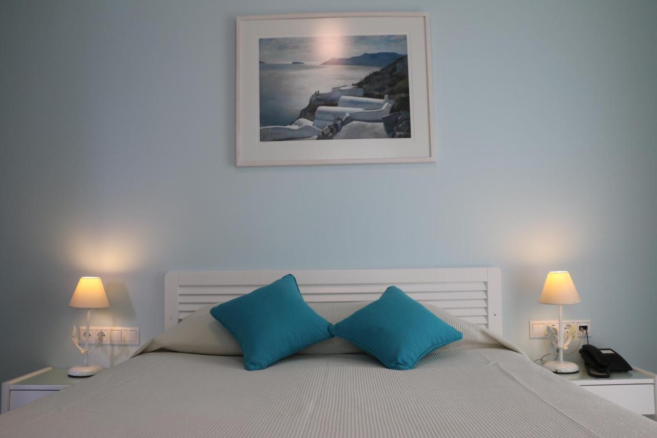 Spiros & Hiroko - Adults Only Hotel Perissa (Santorini)